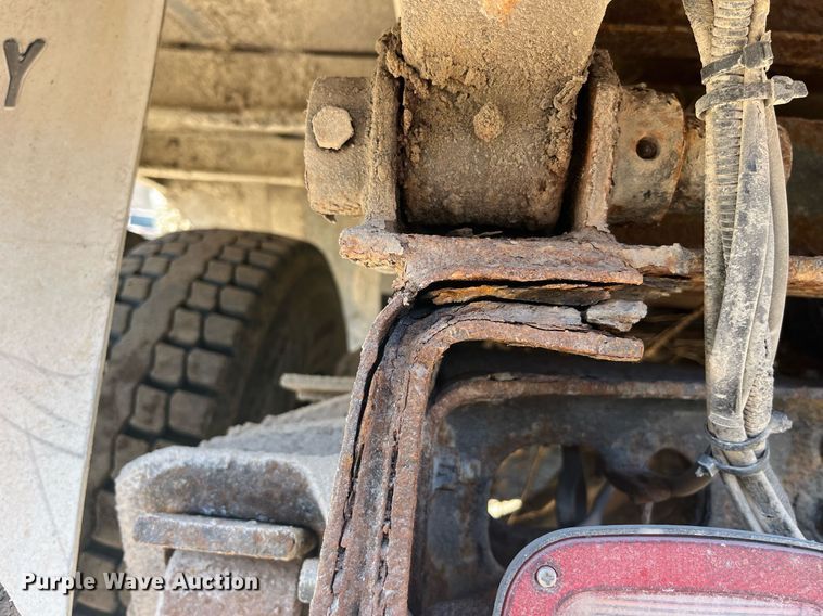 image for item LE9011 1997 International  4900 dump truck