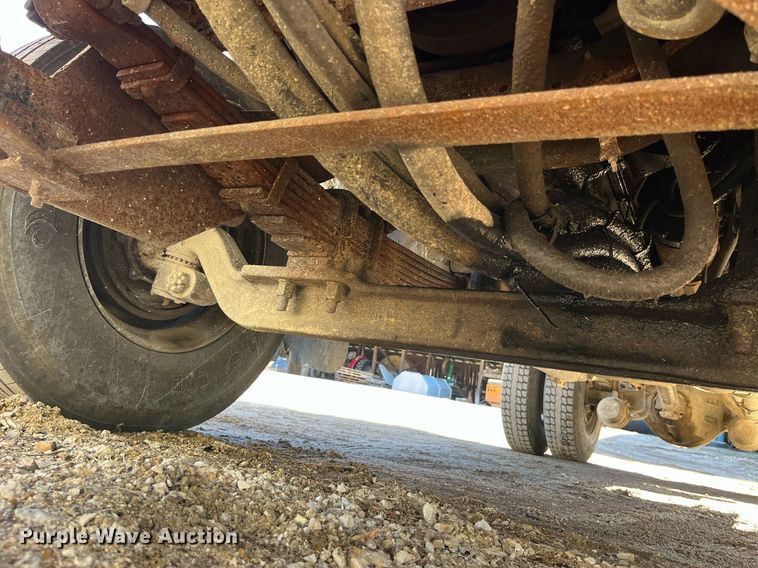 image for item LE9011 1997 International  4900 dump truck