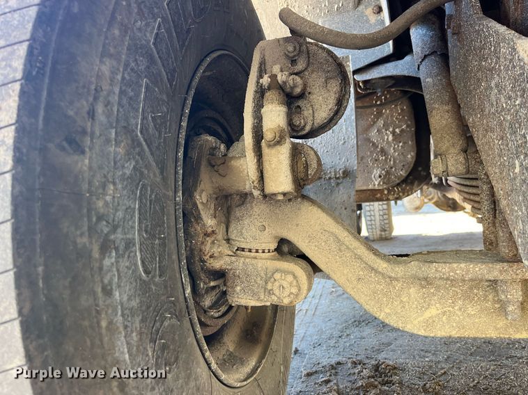 image for item LE9011 1997 International  4900 dump truck