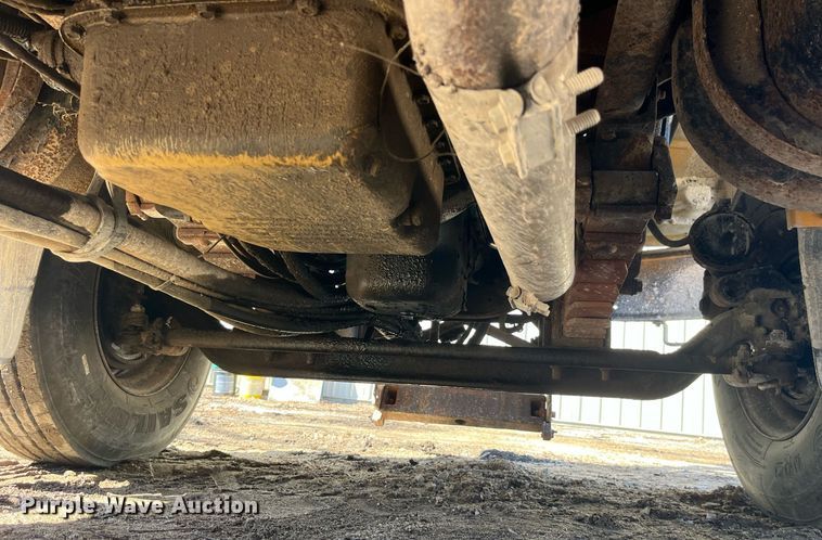 image for item LE9011 1997 International  4900 dump truck