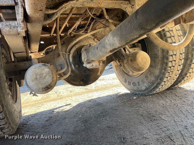 image for item LE9011 1997 International  4900 dump truck