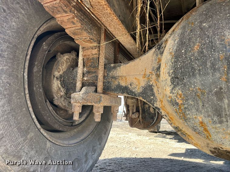 image for item LE9011 1997 International  4900 dump truck