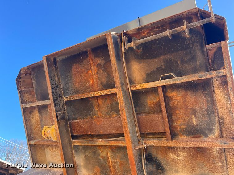 image for item LE9011 1997 International  4900 dump truck