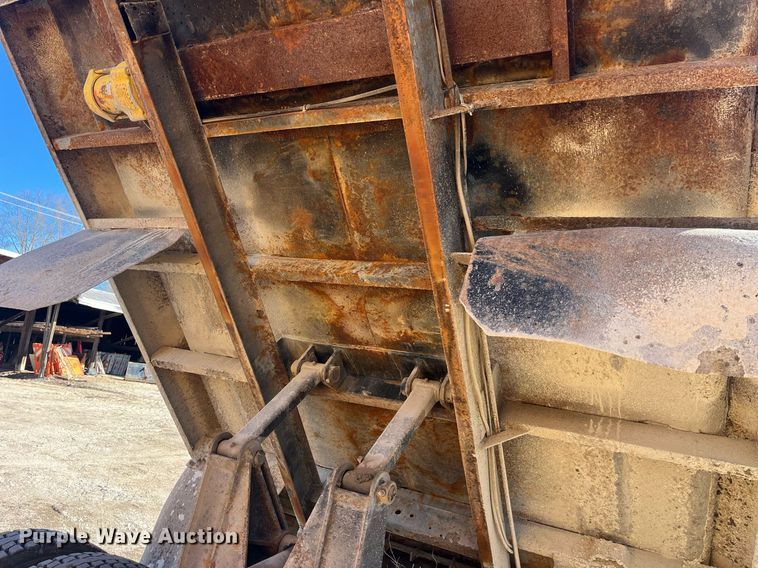 image for item LE9011 1997 International  4900 dump truck