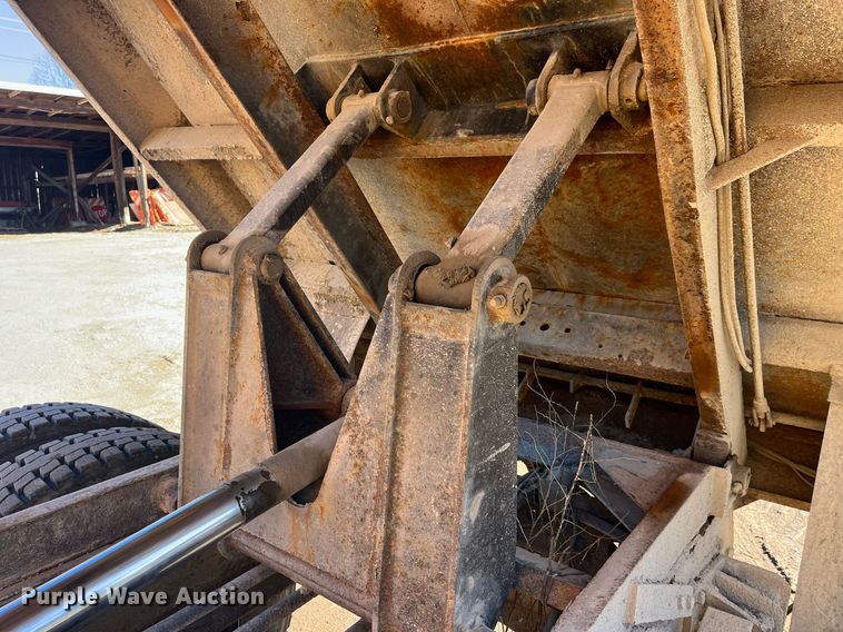 image for item LE9011 1997 International  4900 dump truck