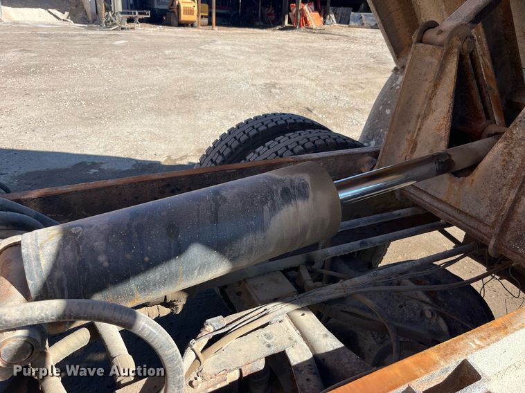 image for item LE9011 1997 International  4900 dump truck