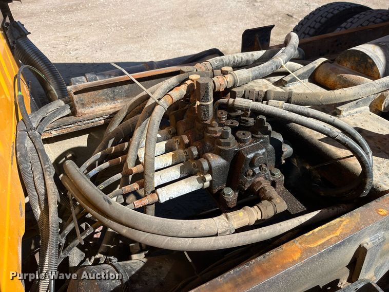 image for item LE9011 1997 International  4900 dump truck