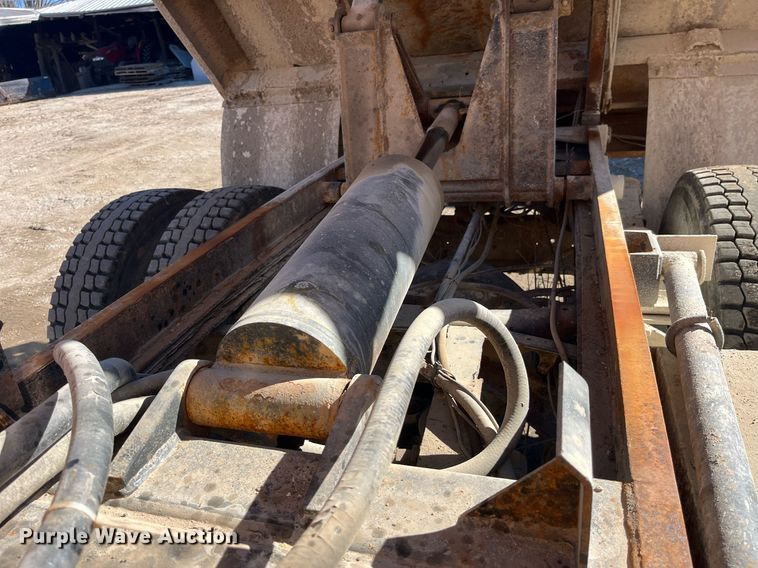 image for item LE9011 1997 International  4900 dump truck