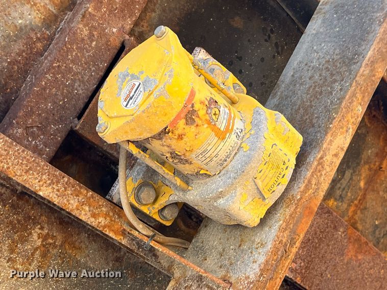 image for item LE9011 1997 International  4900 dump truck