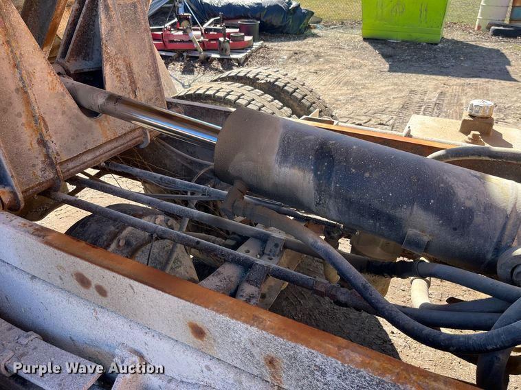 image for item LE9011 1997 International  4900 dump truck