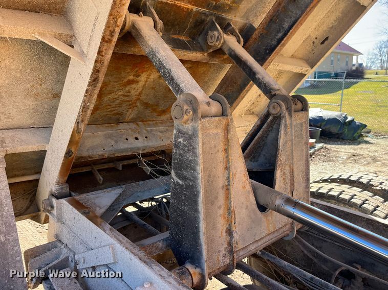 image for item LE9011 1997 International  4900 dump truck