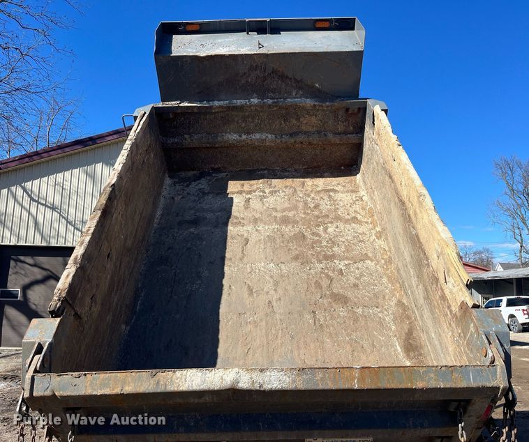 image for item LE9011 1997 International  4900 dump truck