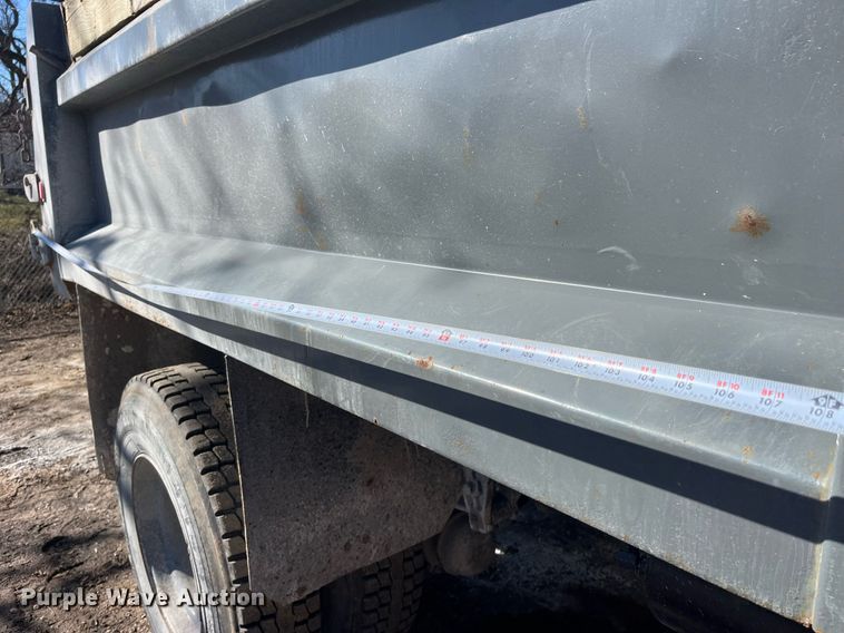 image for item LE9011 1997 International  4900 dump truck