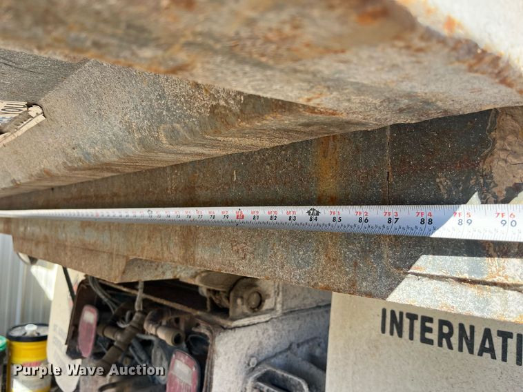 image for item LE9011 1997 International  4900 dump truck