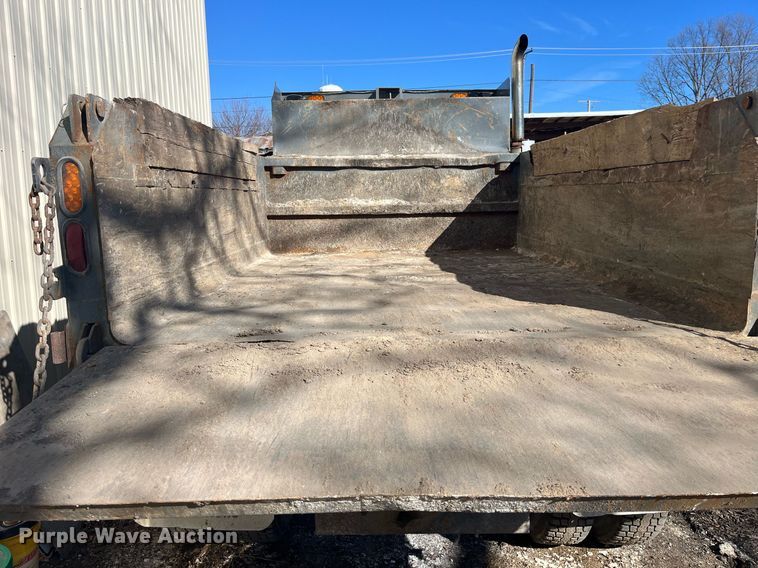 image for item LE9011 1997 International  4900 dump truck