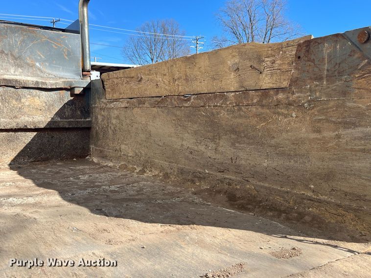 image for item LE9011 1997 International  4900 dump truck