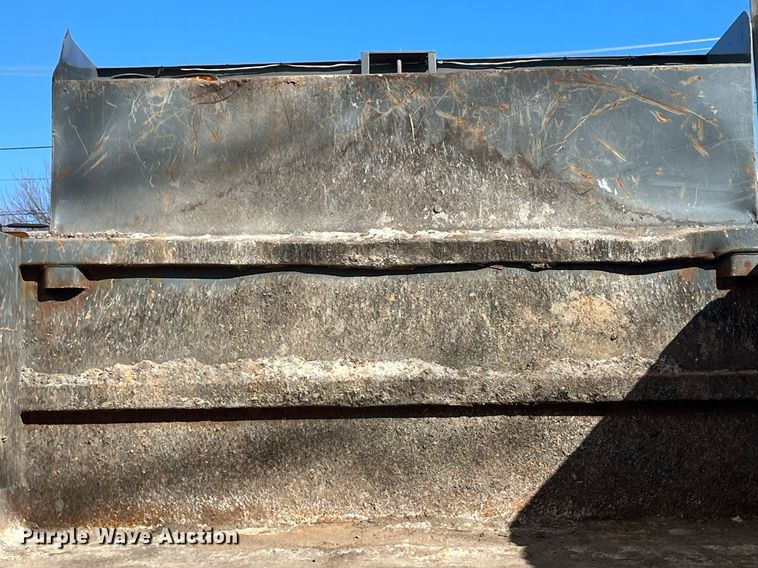 image for item LE9011 1997 International  4900 dump truck