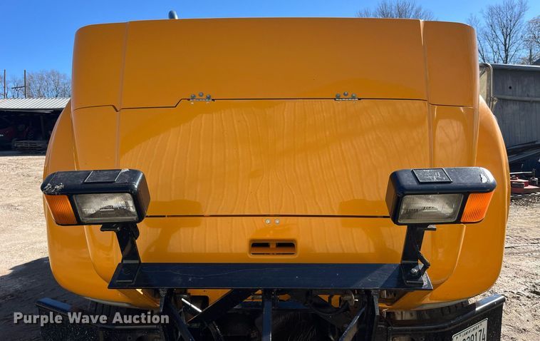 image for item LE9011 1997 International  4900 dump truck