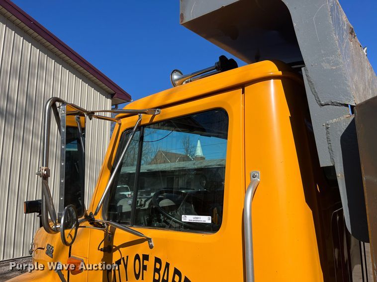 image for item LE9011 1997 International  4900 dump truck