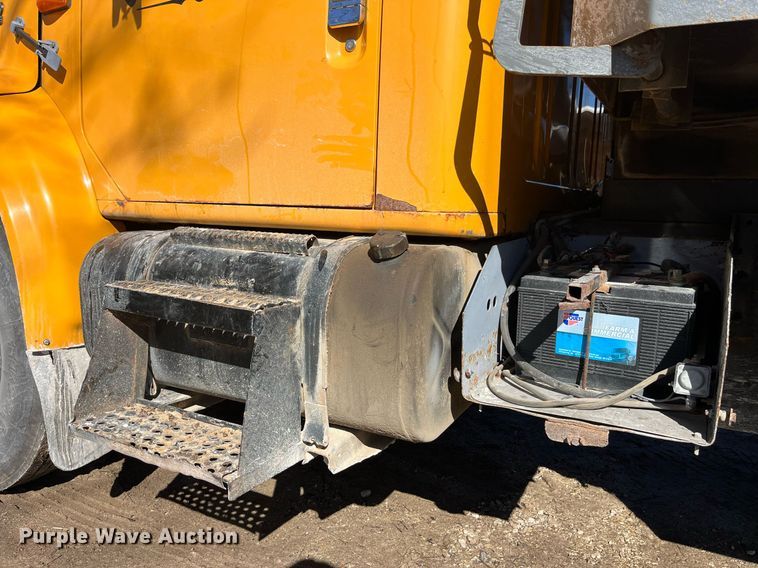 image for item LE9011 1997 International  4900 dump truck