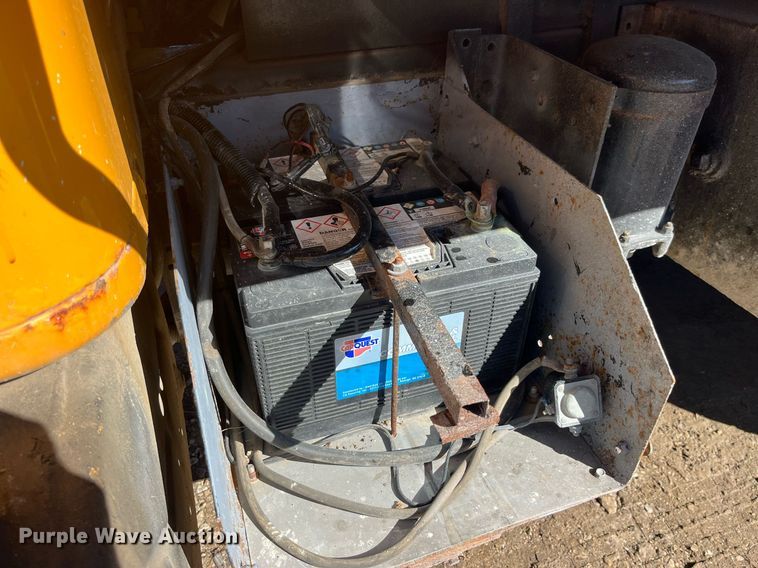 image for item LE9011 1997 International  4900 dump truck