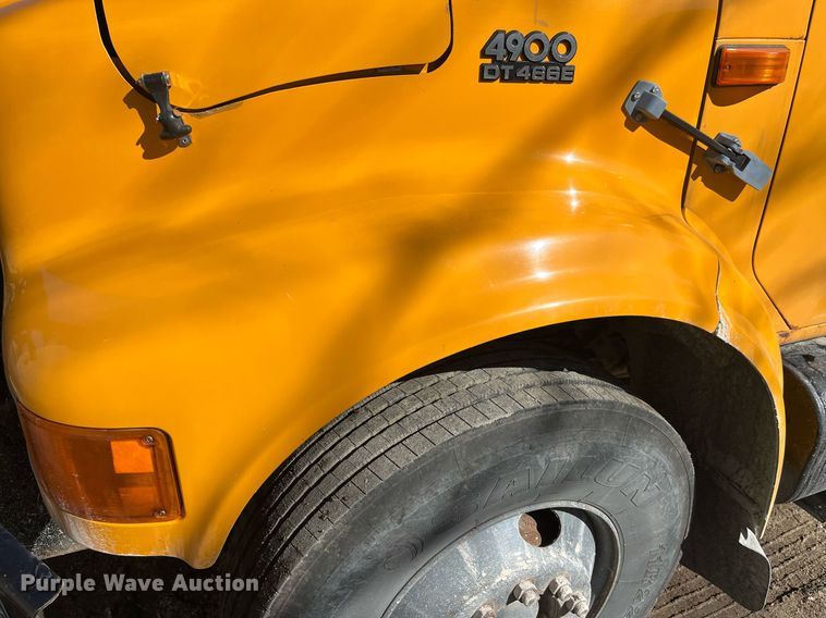 image for item LE9011 1997 International  4900 dump truck