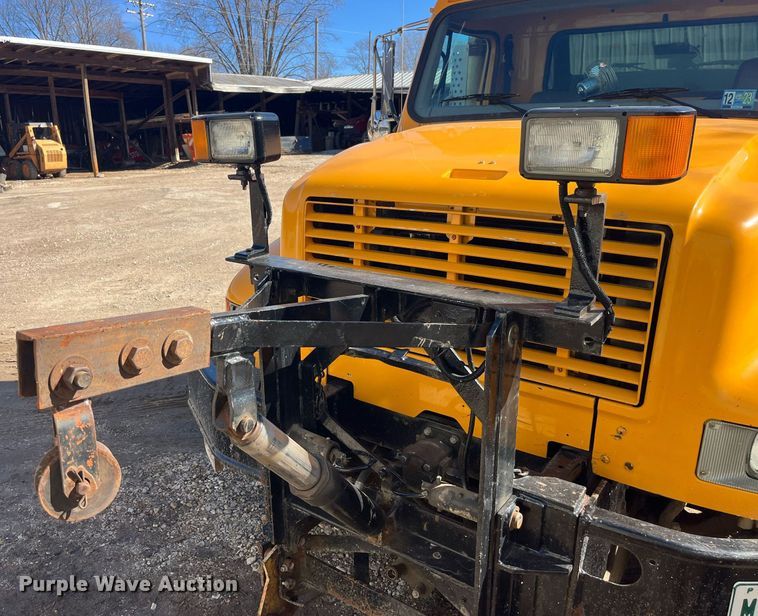 image for item LE9011 1997 International  4900 dump truck