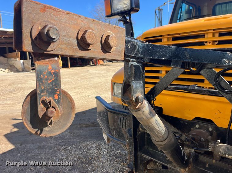 image for item LE9011 1997 International  4900 dump truck