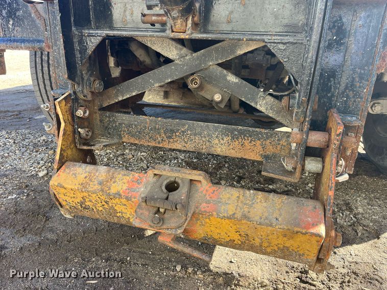 image for item LE9011 1997 International  4900 dump truck