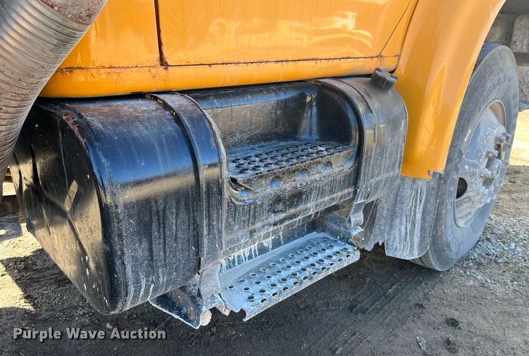 image for item LE9011 1997 International  4900 dump truck
