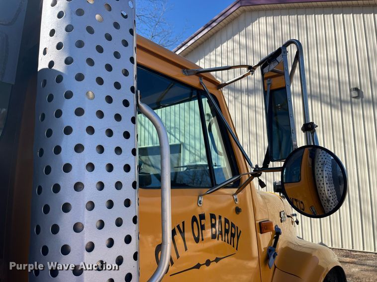 image for item LE9011 1997 International  4900 dump truck