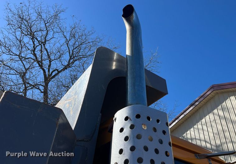 image for item LE9011 1997 International  4900 dump truck