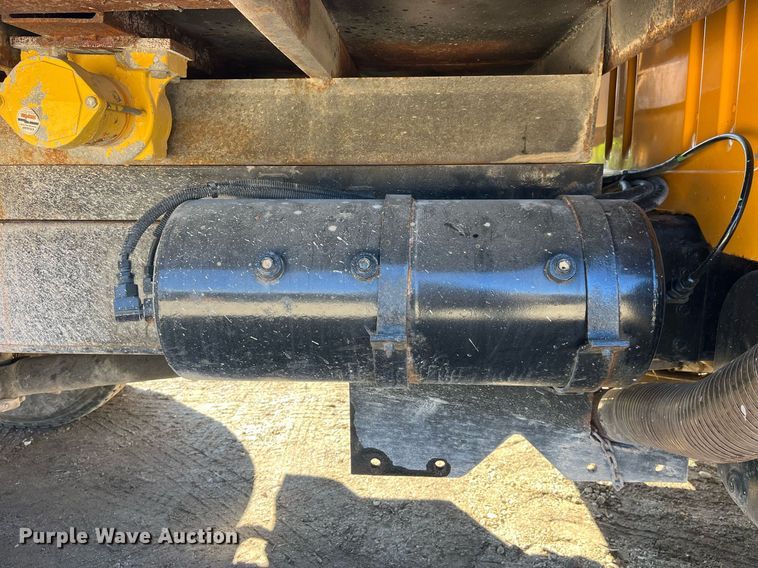 image for item LE9011 1997 International  4900 dump truck