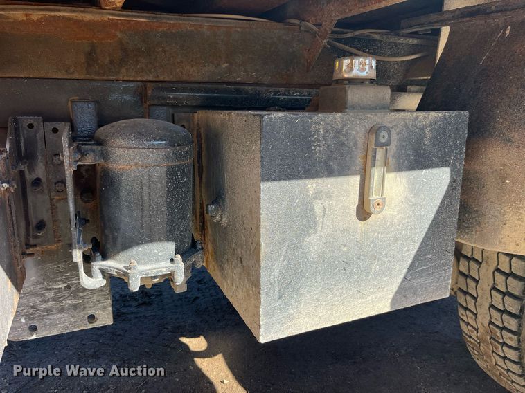 image for item LE9011 1997 International  4900 dump truck