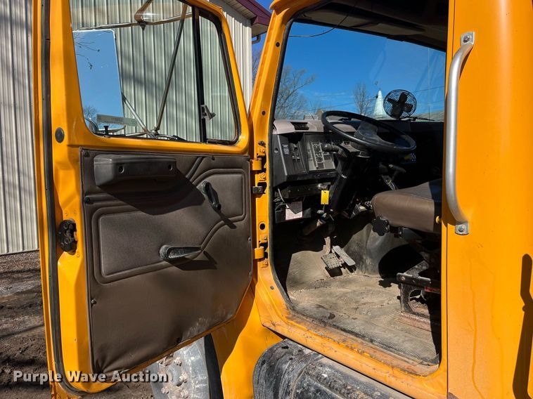 image for item LE9011 1997 International  4900 dump truck