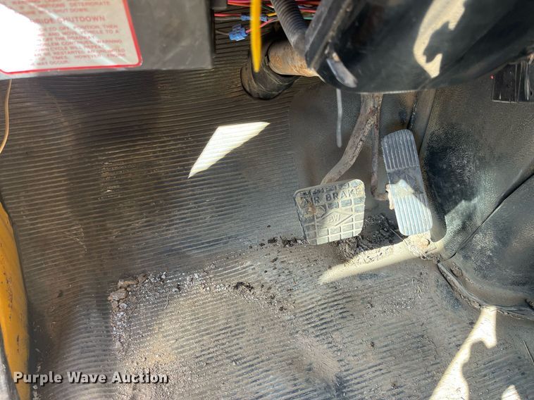 image for item LE9011 1997 International  4900 dump truck