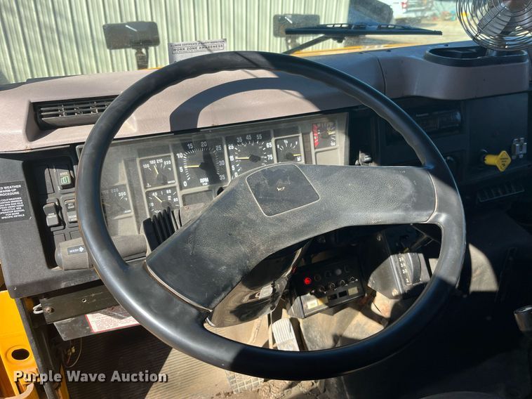 image for item LE9011 1997 International  4900 dump truck