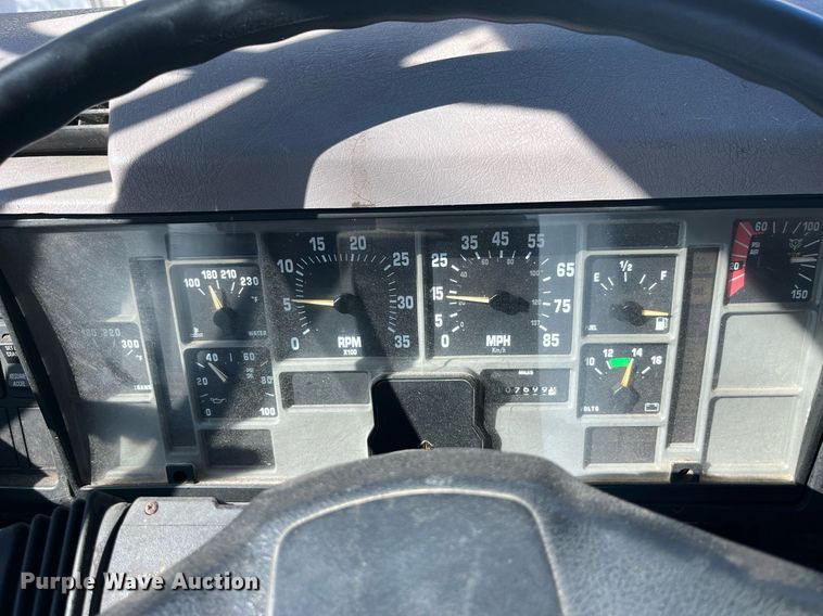 image for item LE9011 1997 International  4900 dump truck