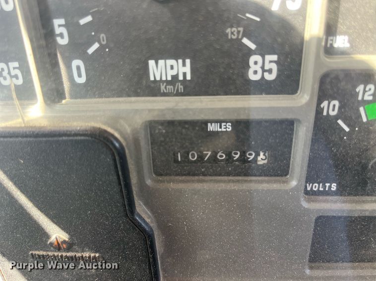 image for item LE9011 1997 International  4900 dump truck