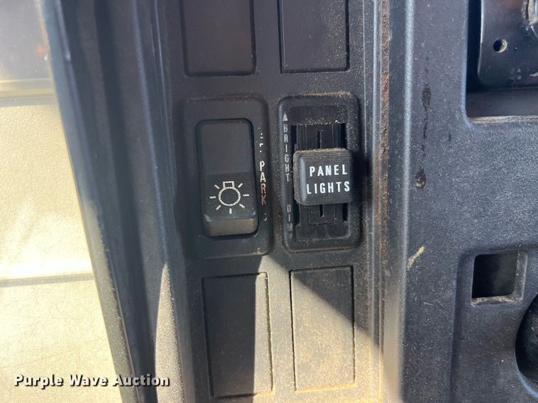 image for item LE9011 1997 International  4900 dump truck