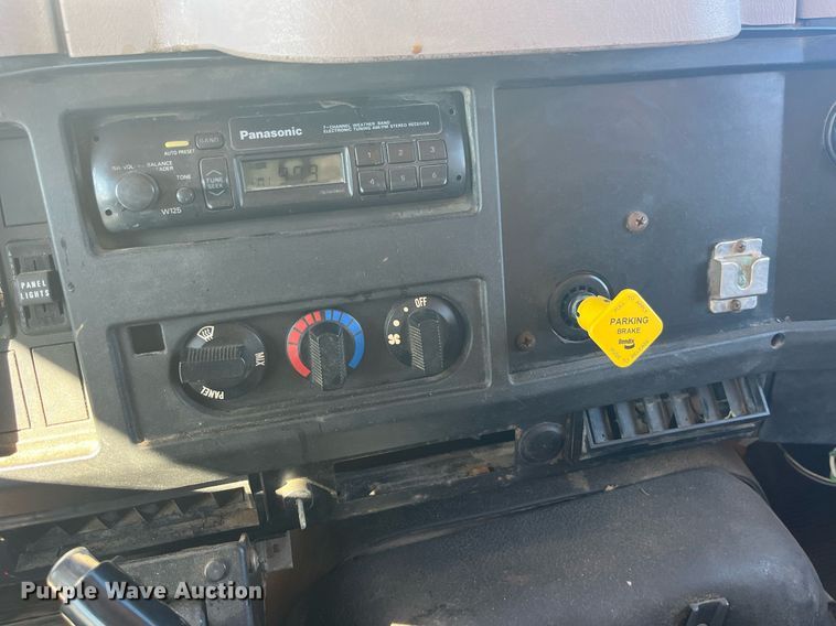 image for item LE9011 1997 International  4900 dump truck