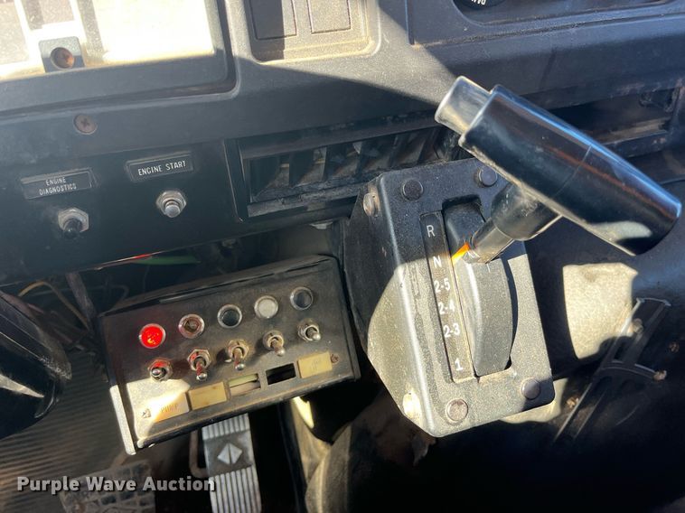 image for item LE9011 1997 International  4900 dump truck