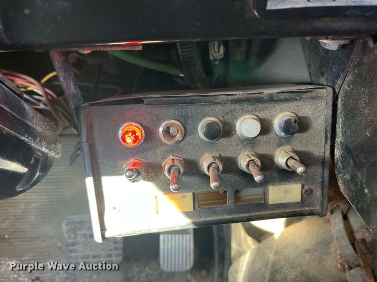 image for item LE9011 1997 International  4900 dump truck