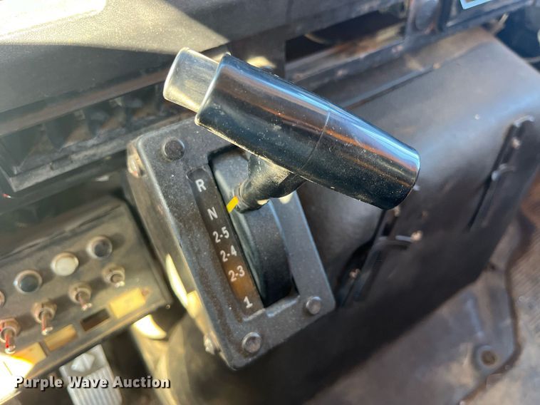 image for item LE9011 1997 International  4900 dump truck