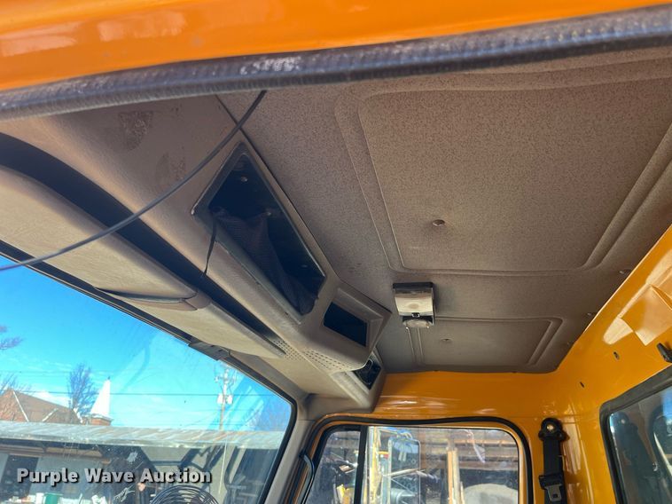 image for item LE9011 1997 International  4900 dump truck