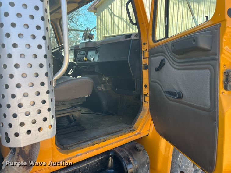 image for item LE9011 1997 International  4900 dump truck