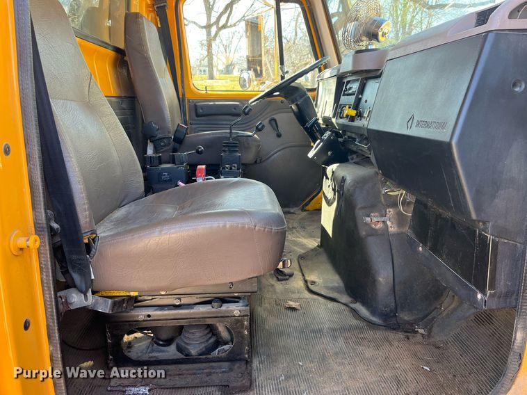 image for item LE9011 1997 International  4900 dump truck