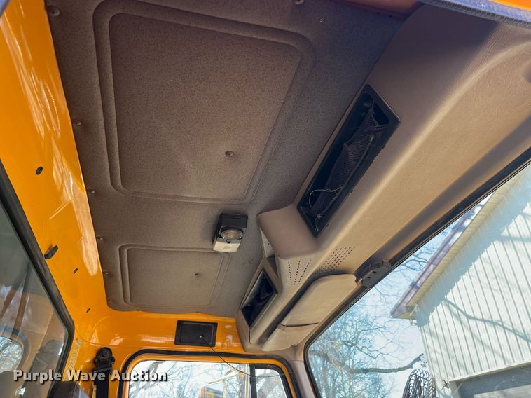 image for item LE9011 1997 International  4900 dump truck