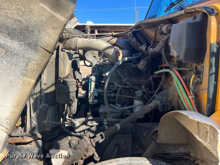 image for item LE9011 1997 International  4900 dump truck