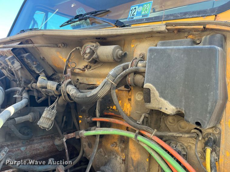 image for item LE9011 1997 International  4900 dump truck